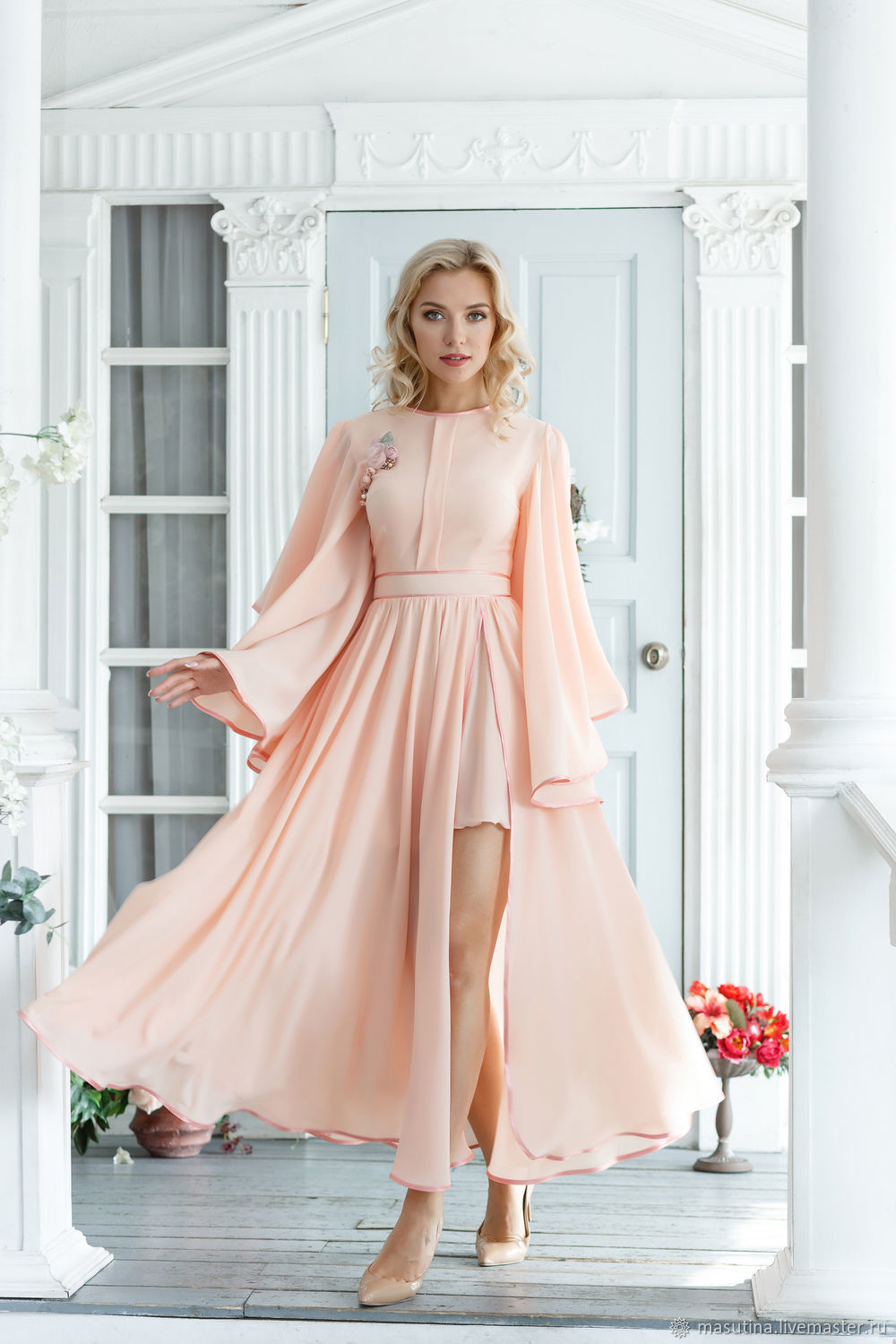 Девушка в персиковом платье