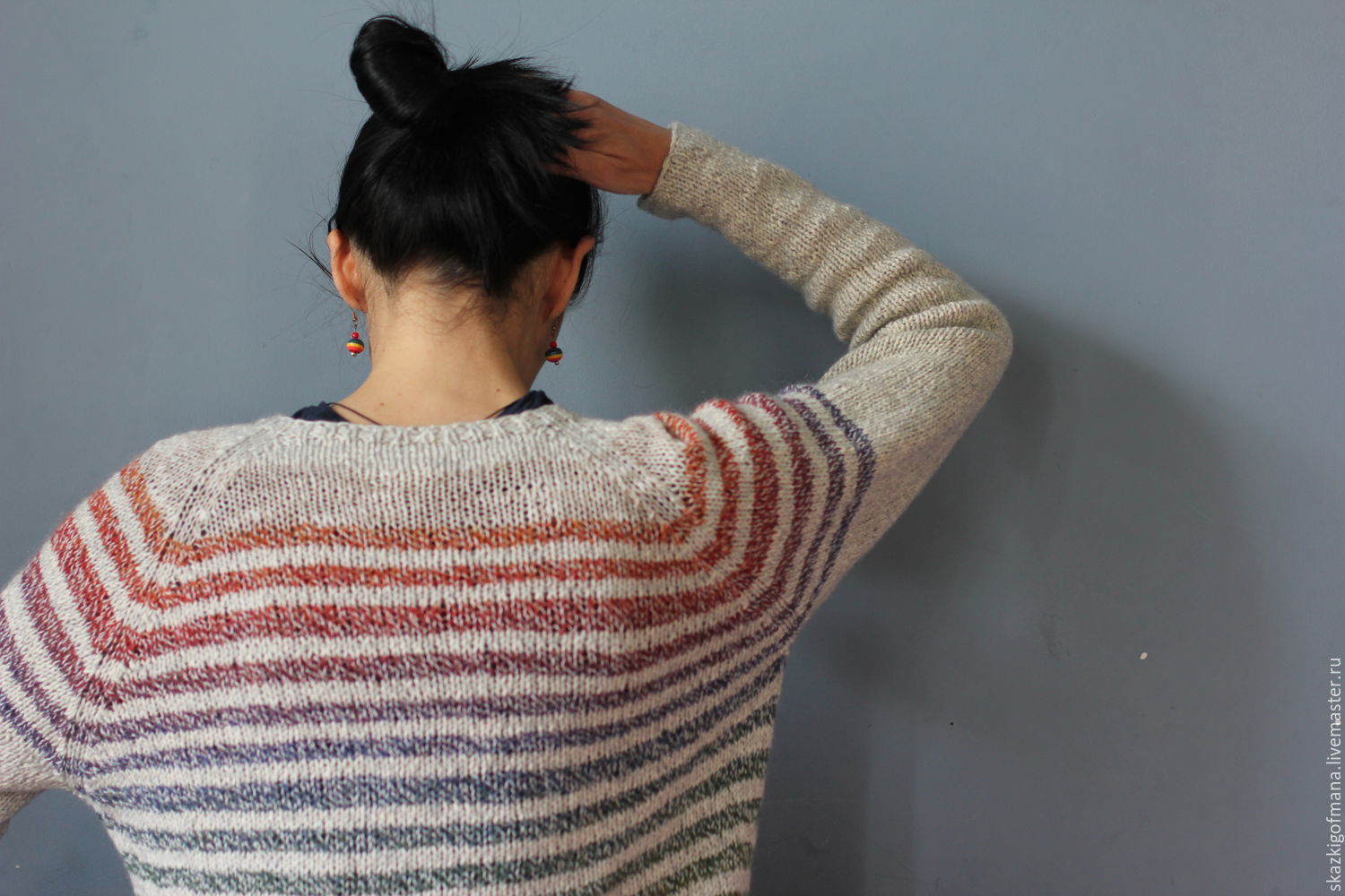 В колючем свитере. Полосатый свитер. Пуловер в полоску. Свитер в широкую полоску. Полосатый свитер спицами женский.