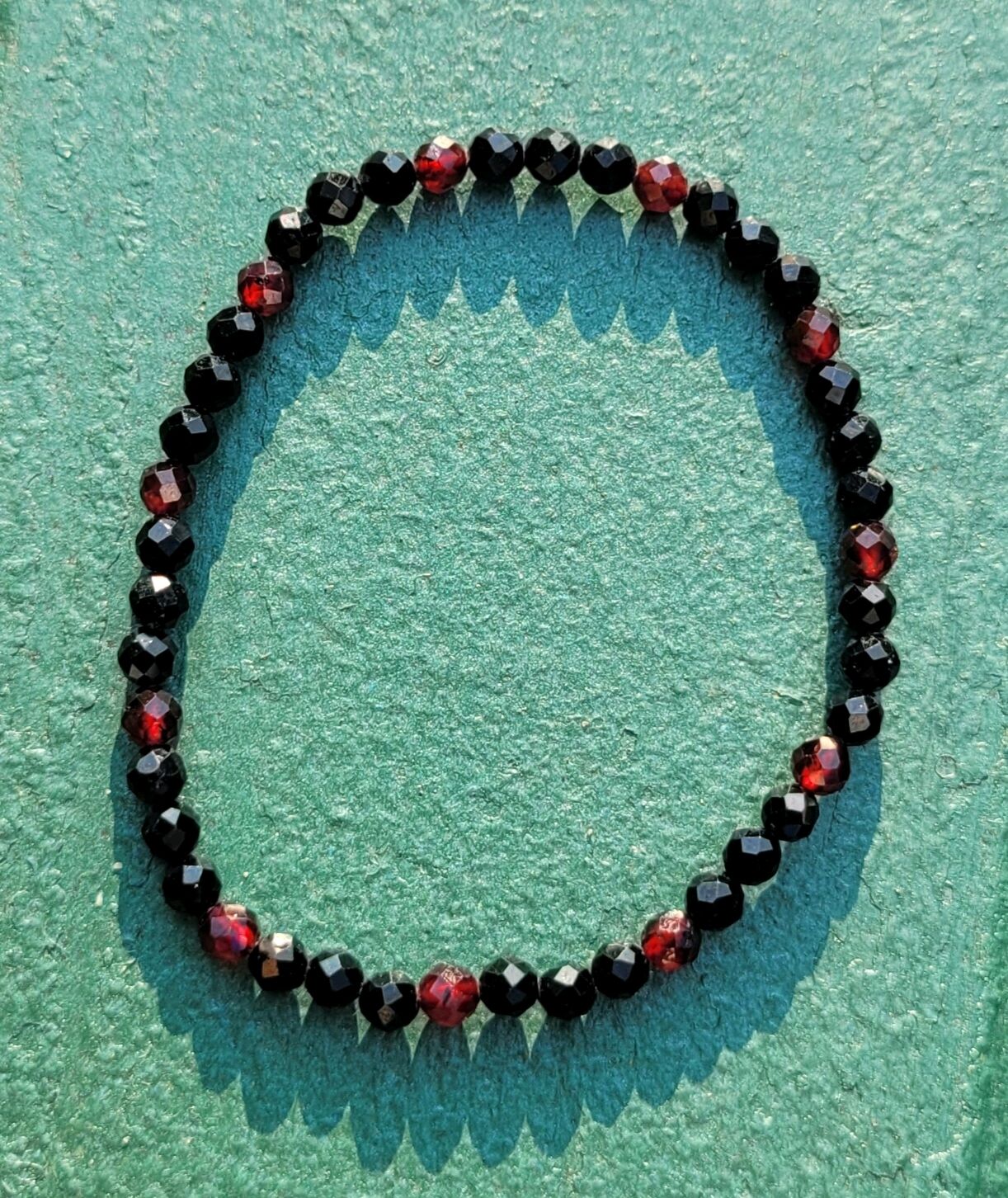 браслет из бусин граната. гранат альмандин браслет. черный гранат браслет. браслет агат черный и черный шерл. браслет мужской яшма оникс лава.