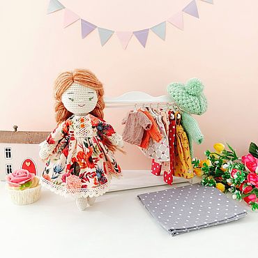 Куклы и игрушки ручной работы. Ярмарка Мастеров - ручная работа Кукла вязаная с набором одежды. Handmade.
