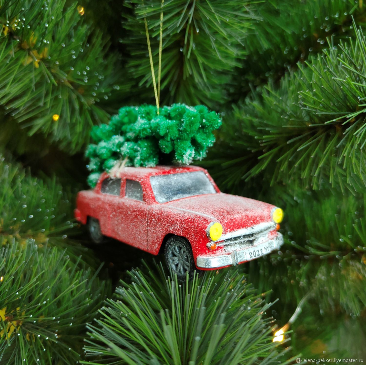Игрушка красная Новогодняя машина с елкой