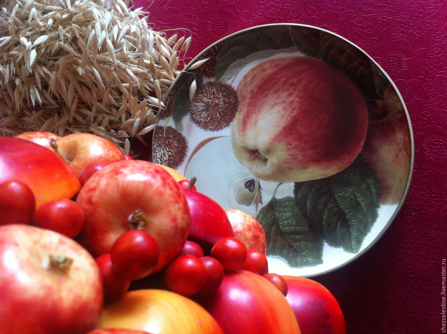 Запах яблок какой. Яблоко на тарелке. Яблочный аромат. Яблоки садовые на тарелке. Яблочко на тарелочке.