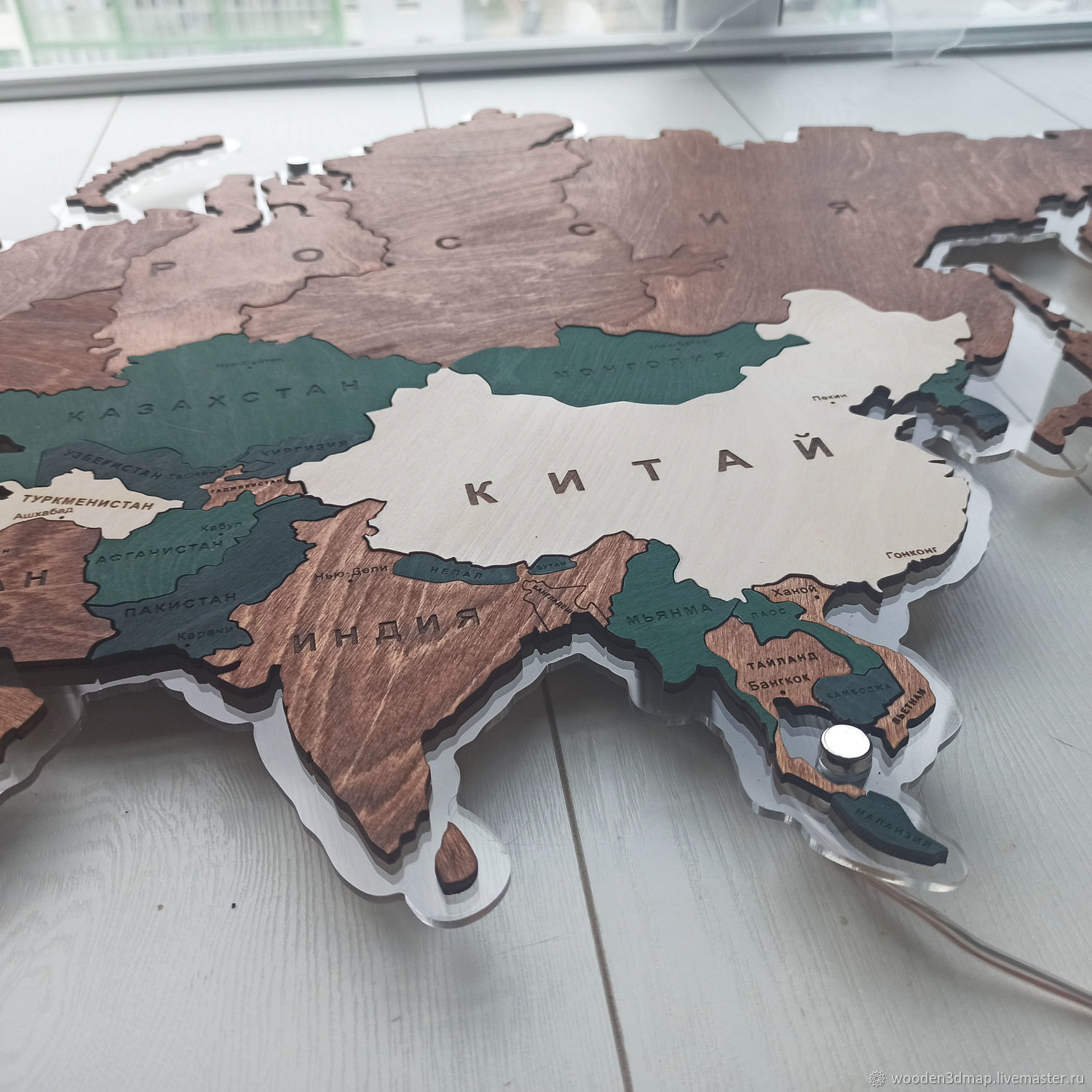 На стол накладка с картой мира