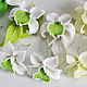 Бело-зеленые, белые с салатовым кулон и серьги с цветами подойдет для ребенка. Цена 650р за комплект кулон и серьги