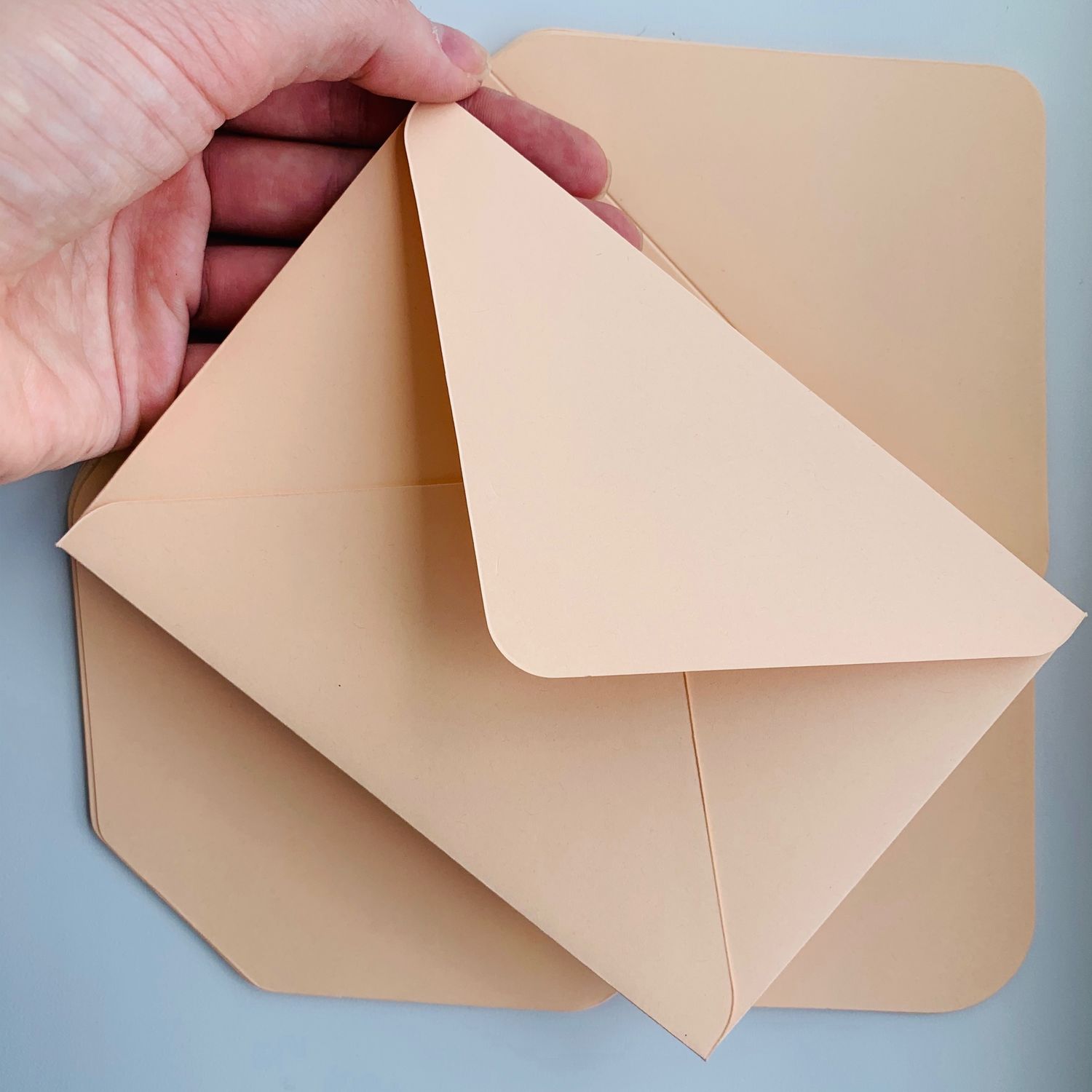 Бумага конверты купить. Конверт. Дизайнерские конверты. Бумажный конверт. Конверт с6.