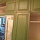 Multifunctional large built-in wardrobe. Has three large wing equipped with storage units in the lower tier and three spacious lofts on the upper tier.