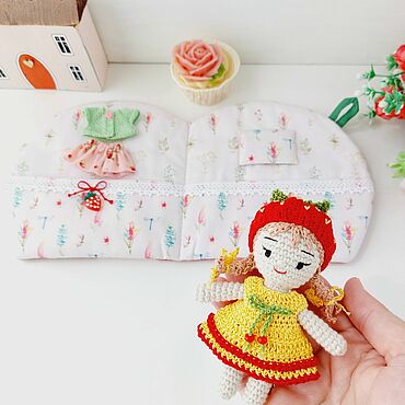 Куклы и игрушки ручной работы. Ярмарка Мастеров - ручная работа Кукла вязаная в домике клубнике. Игровая кукла. Handmade.