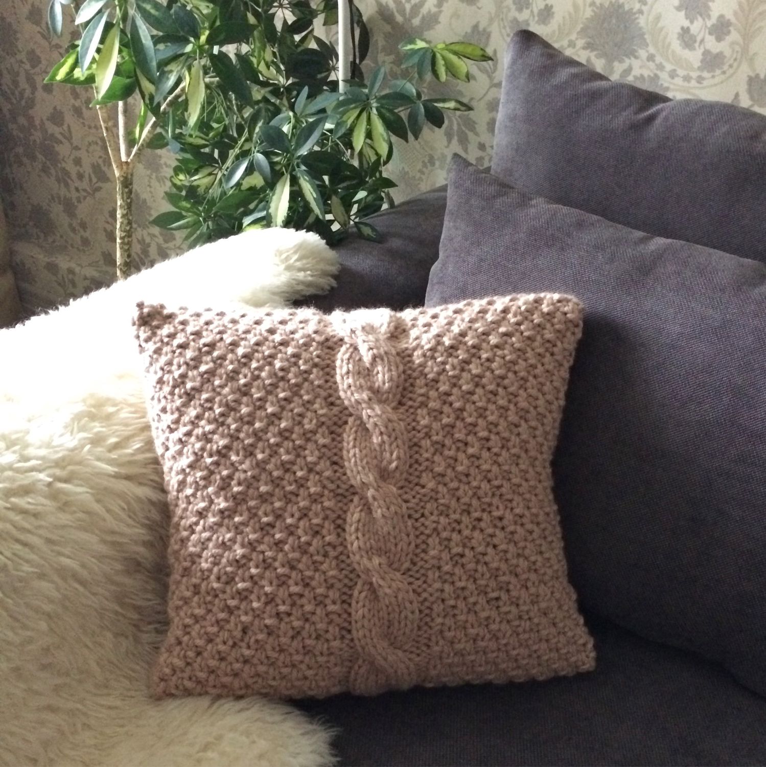 подушка спицами на диван