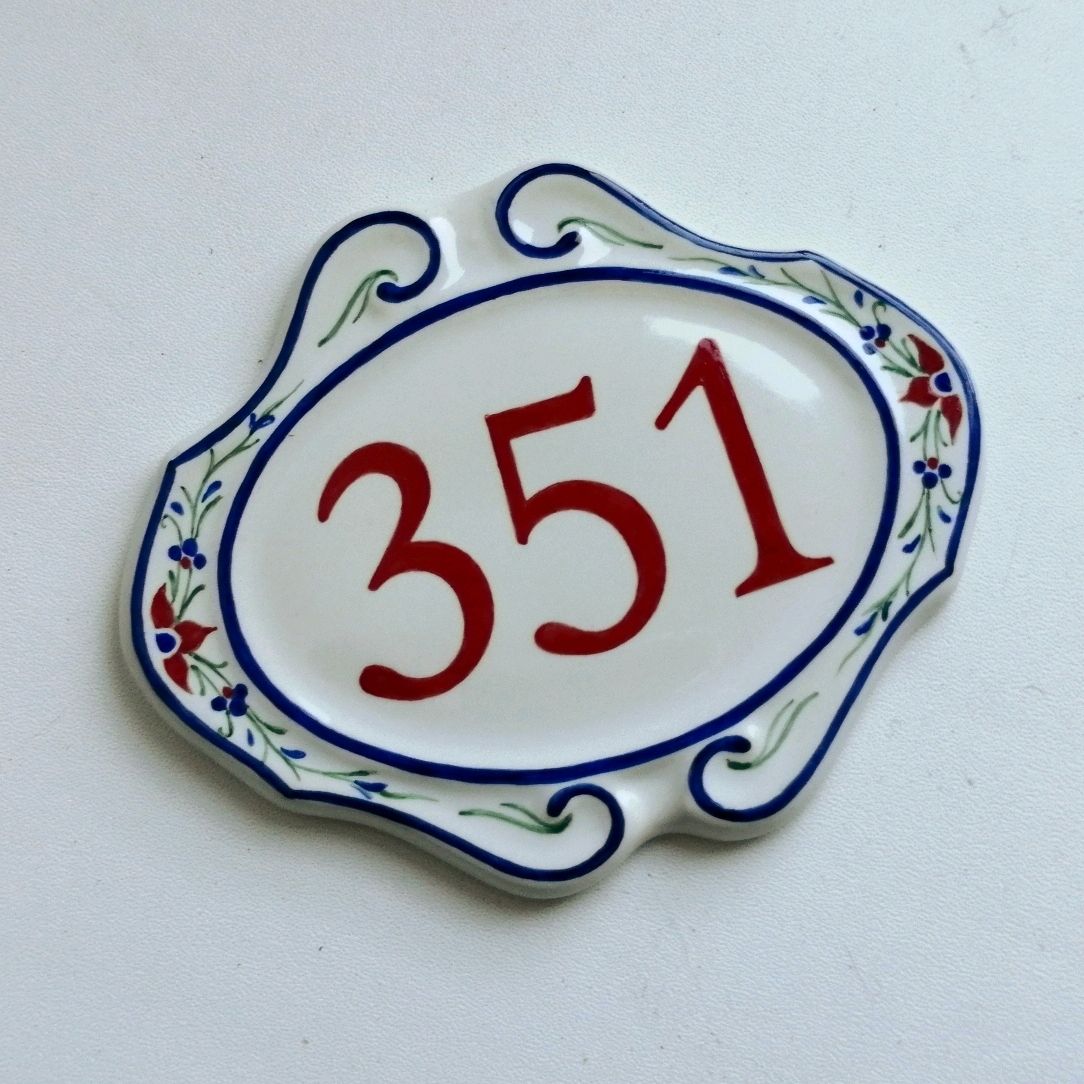 Современный номерок на дверь. Номерок на телефоне. Номерок на дверь. Номерок на телефоне. Номерок в гардеробе на акриле.