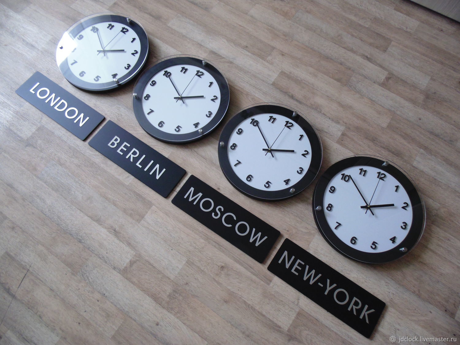 Надпись часах настенных. Мировые часы настенные. Таблички под часы. Часы в отелях. Часы настенные для отелей.