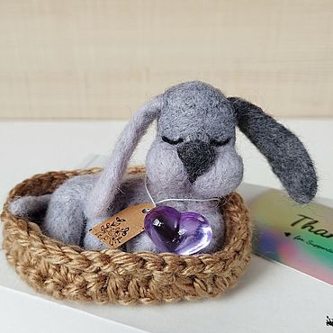 Куклы и игрушки ручной работы. Ярмарка Мастеров - ручная работа Войлочная игрушка спящая собачка Соня с лежанкой.. Handmade.