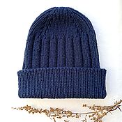 Зимняя объемная шапочка вязанная