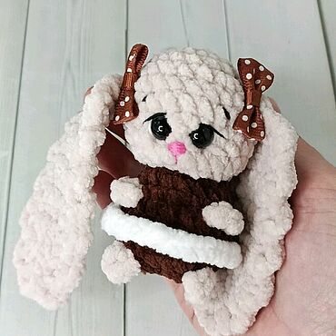 Куклы и игрушки ручной работы. Ярмарка Мастеров - ручная работа Вязаная игрушка брелок зайка школьница. Handmade.