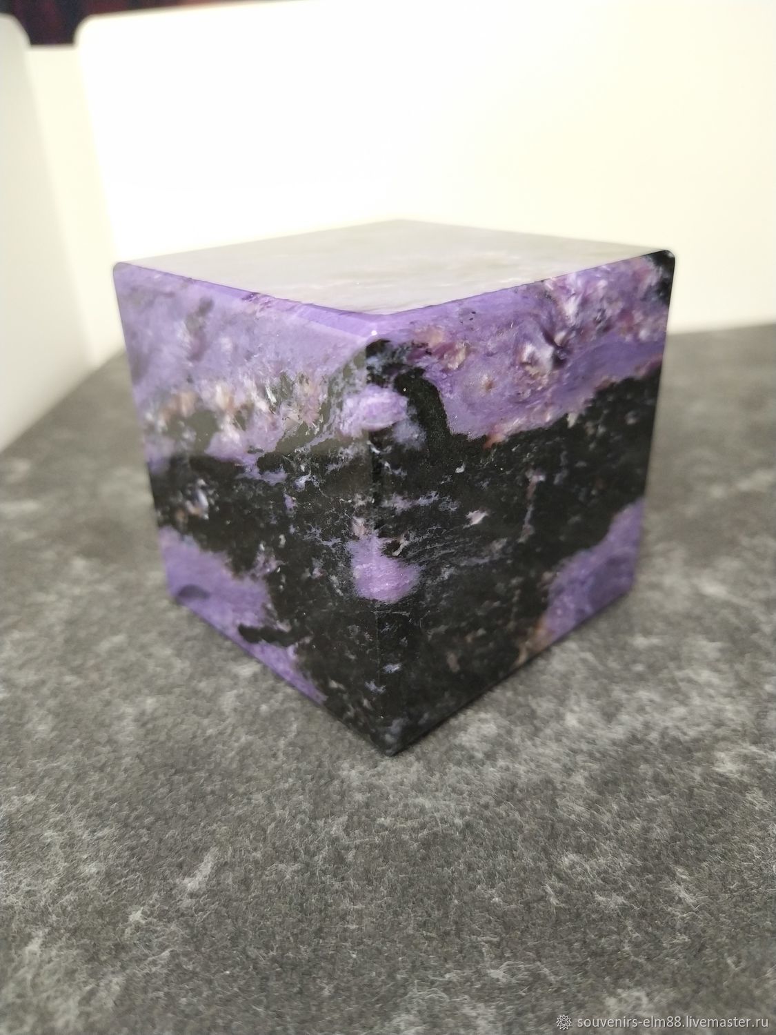 Фиолетовый камень с Байкала