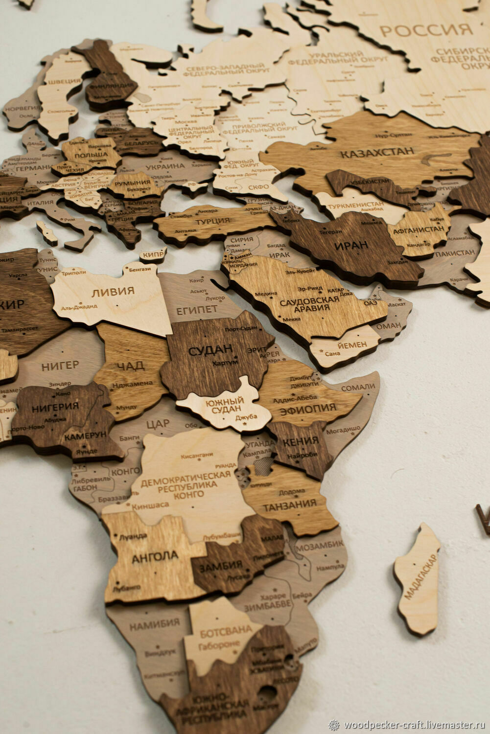Многоуровневая карта мира из дерева