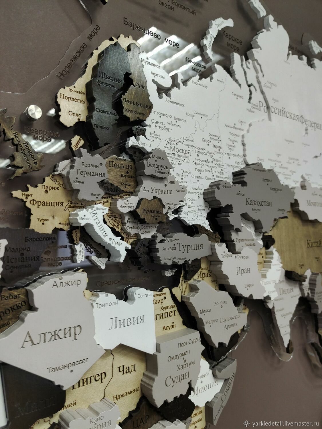 На стол накладка с картой мира