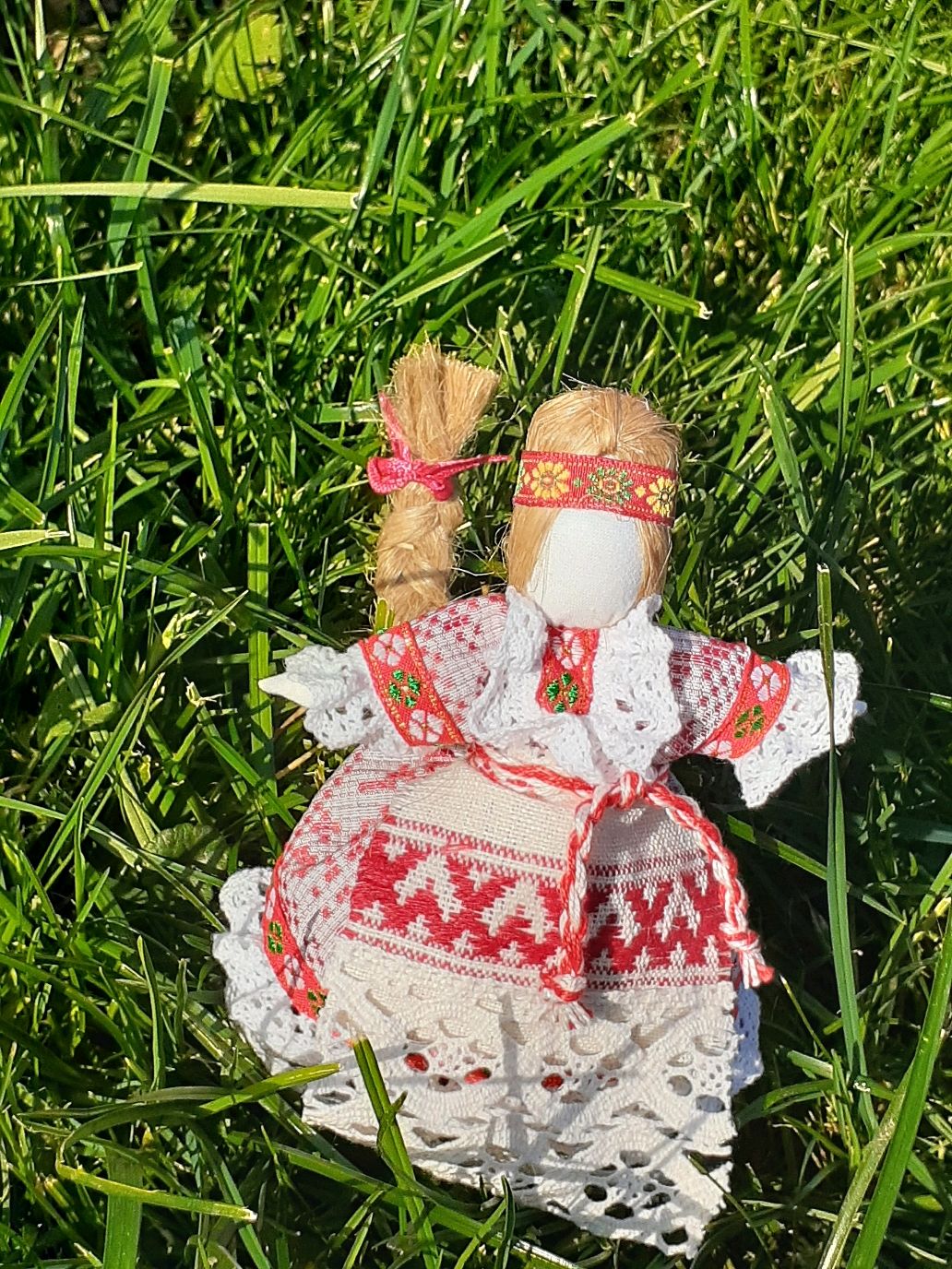 Купить куклу калуга. Кукла в Славянском стиле. Кукла на счастье. Куколки Славянский стиль. Вязанная Славянская кукла.