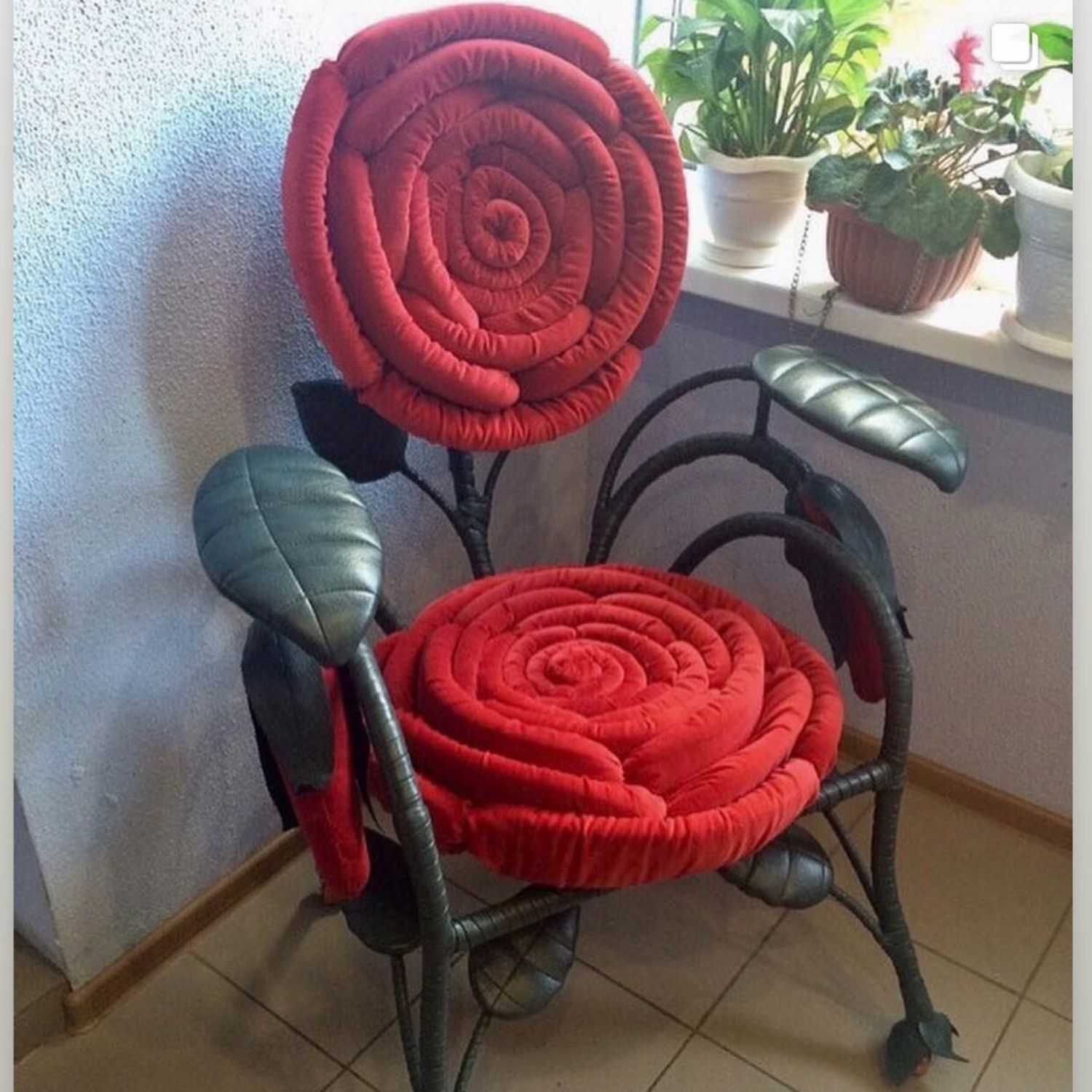 Кресло в виде розы