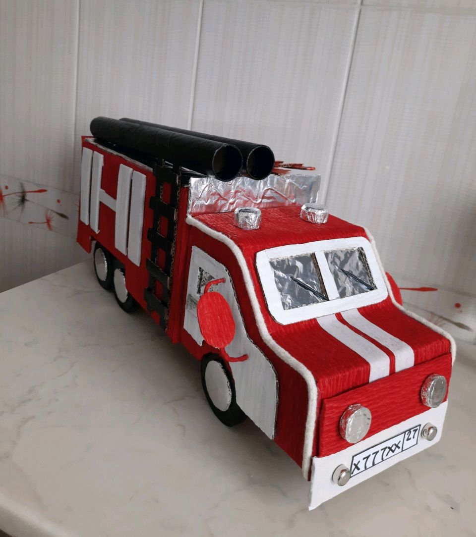 Пожарная машина из яичных ячеек