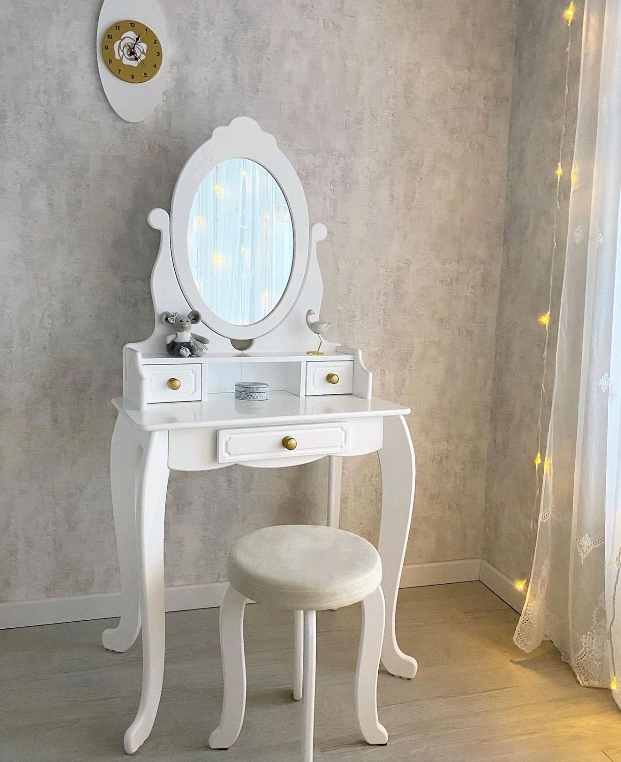 косметический столик с зеркалом и подсветкой для девочек