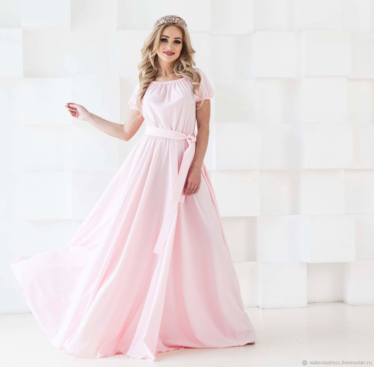 Розовое вышитое платье средней длины - Сона рож.