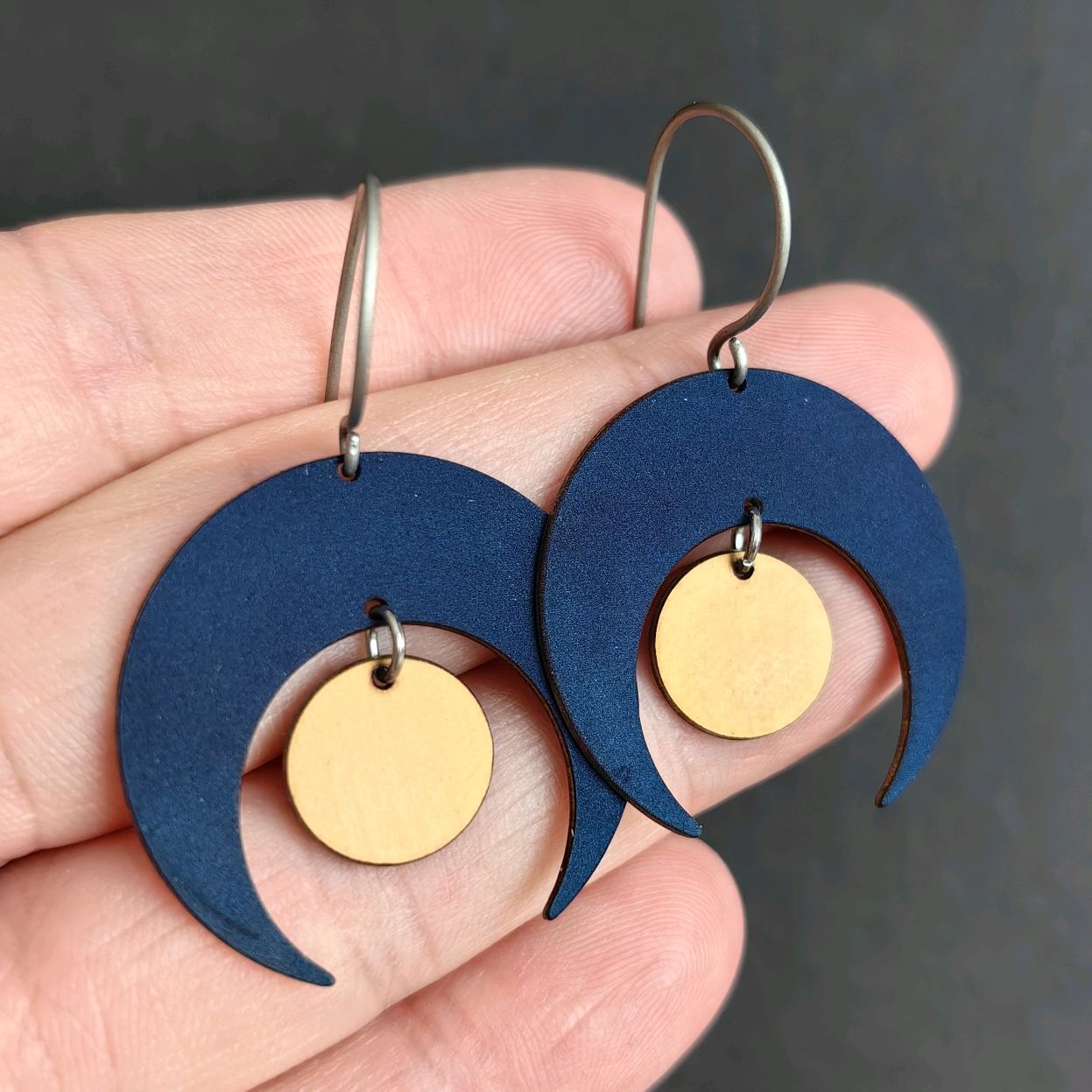 Серьги лунницы из титана синие с золотым в интернет-магазине на Ярмарке ...