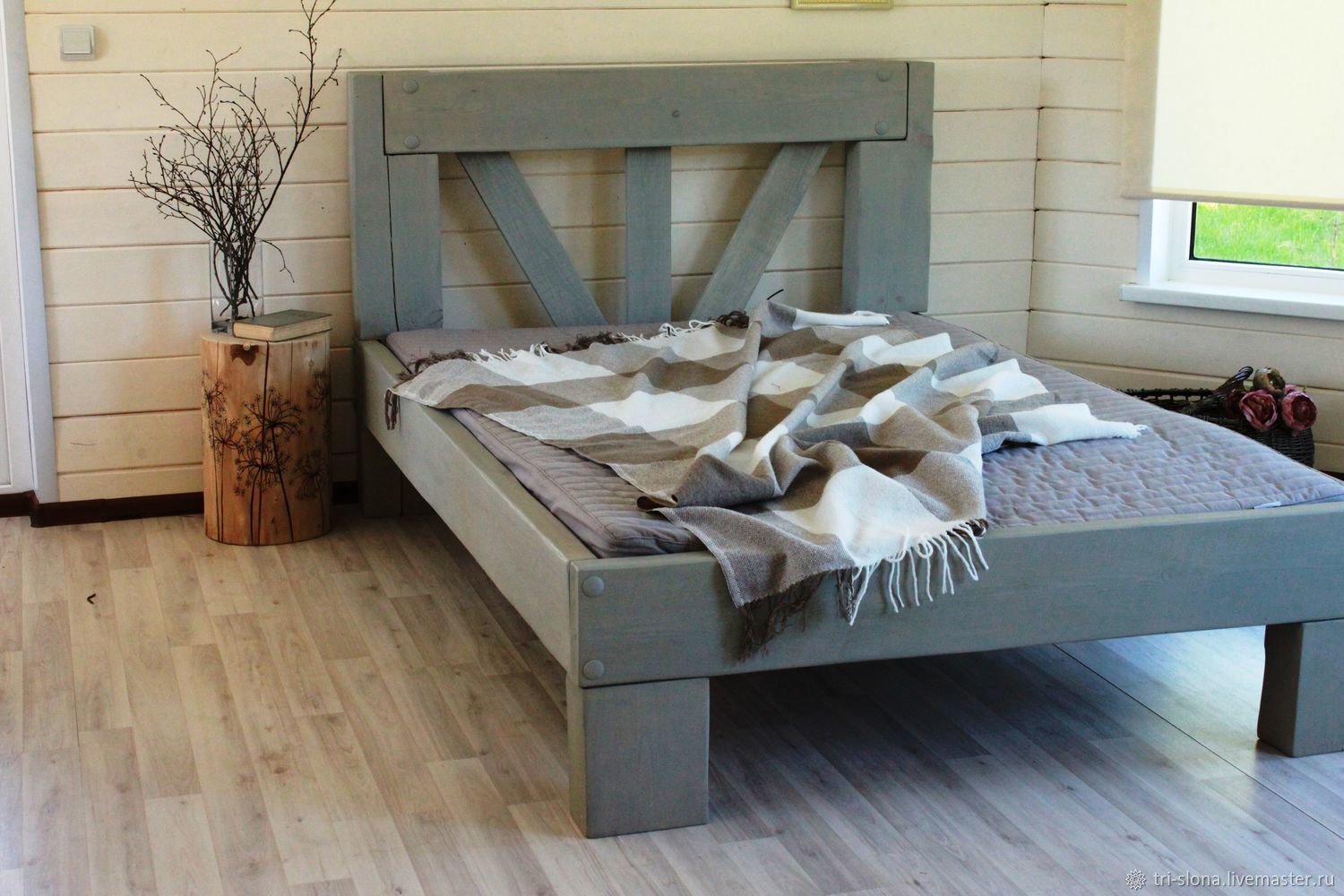двуспальная деревянная кровать на дачу