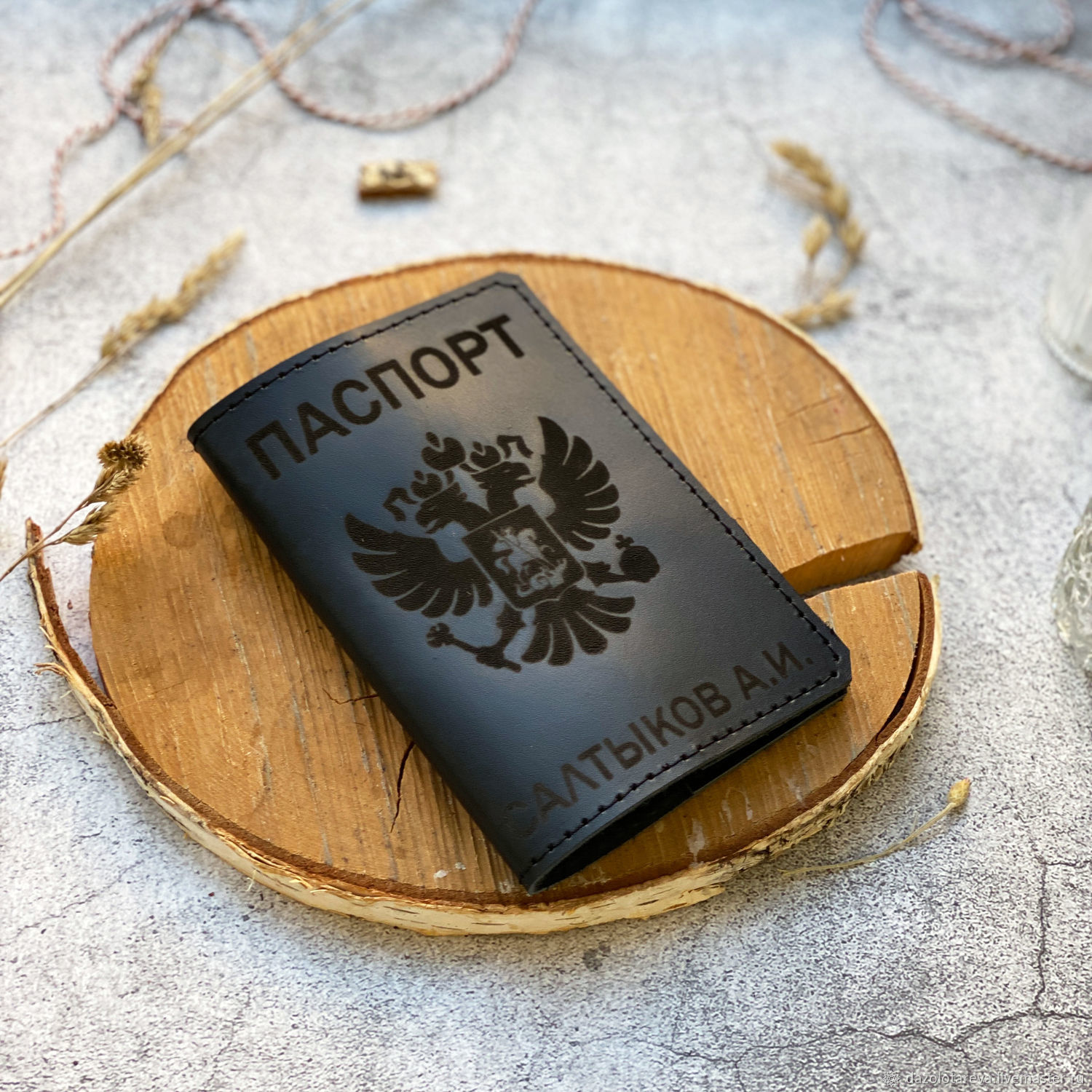 Кожаная черная обложка для паспорта с нанесением гравировки в интернет ...