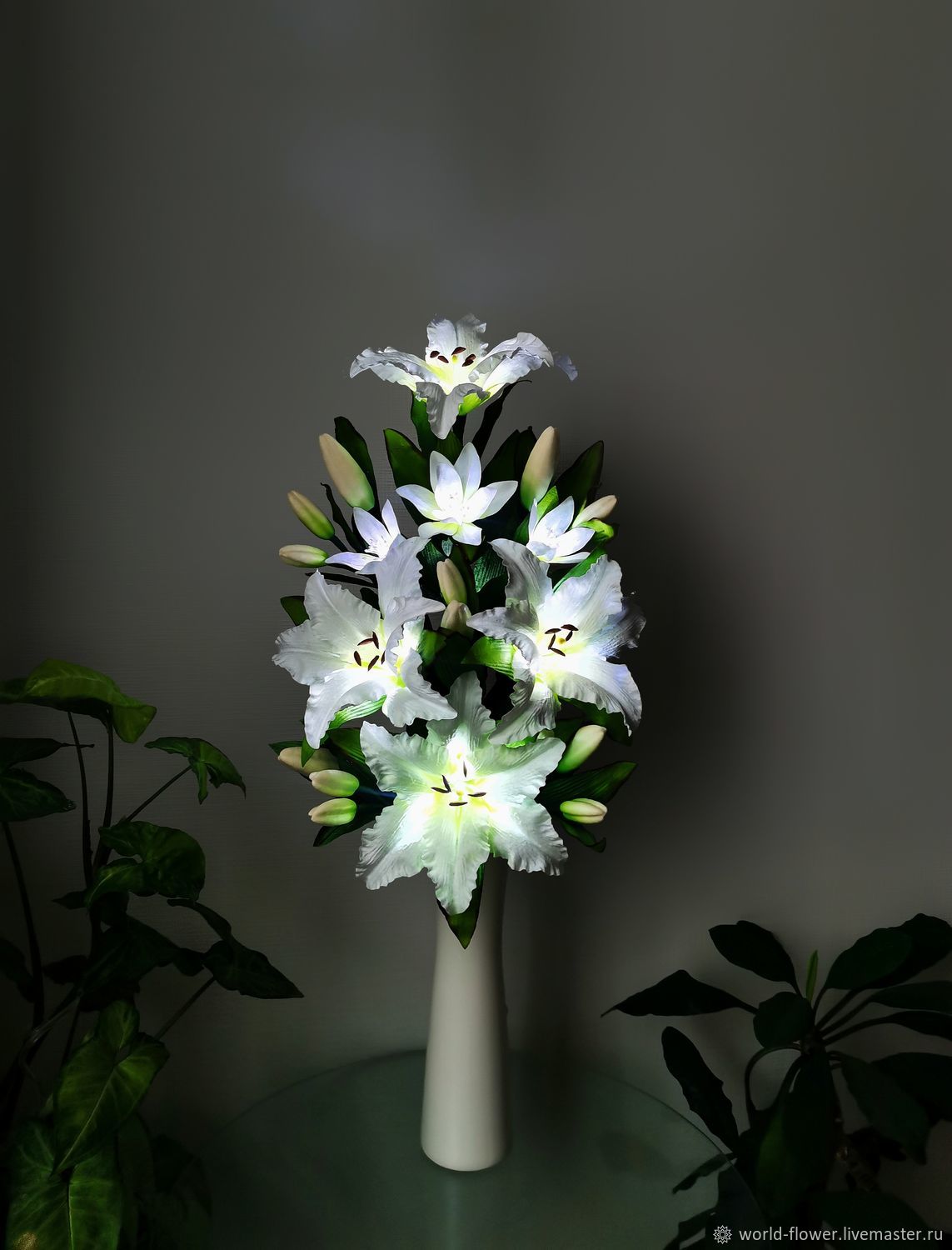 снежная лилия. белая лилия в вазе на черном фоне. белая лилия сорт длинная. лилии. интерьерная живопись белая лилия.