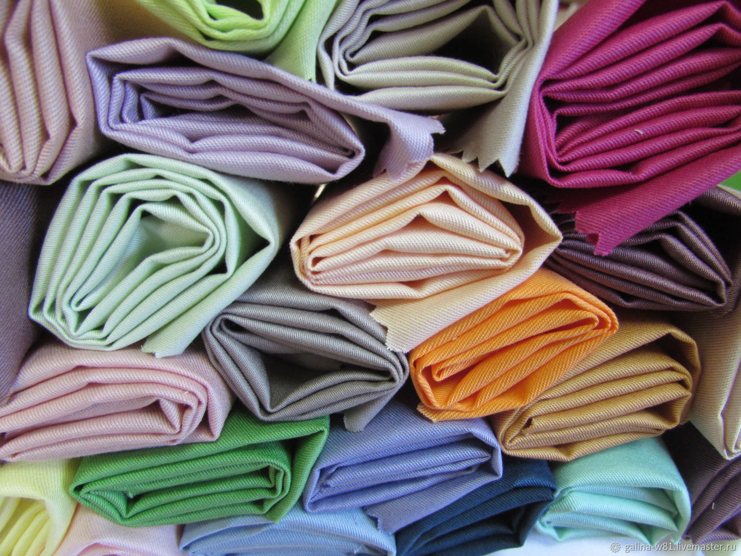 Сайты производителей тканей. Производители ткани. Производители тканей в России. Сатин ткань юбка. Сатин ткань стопка.