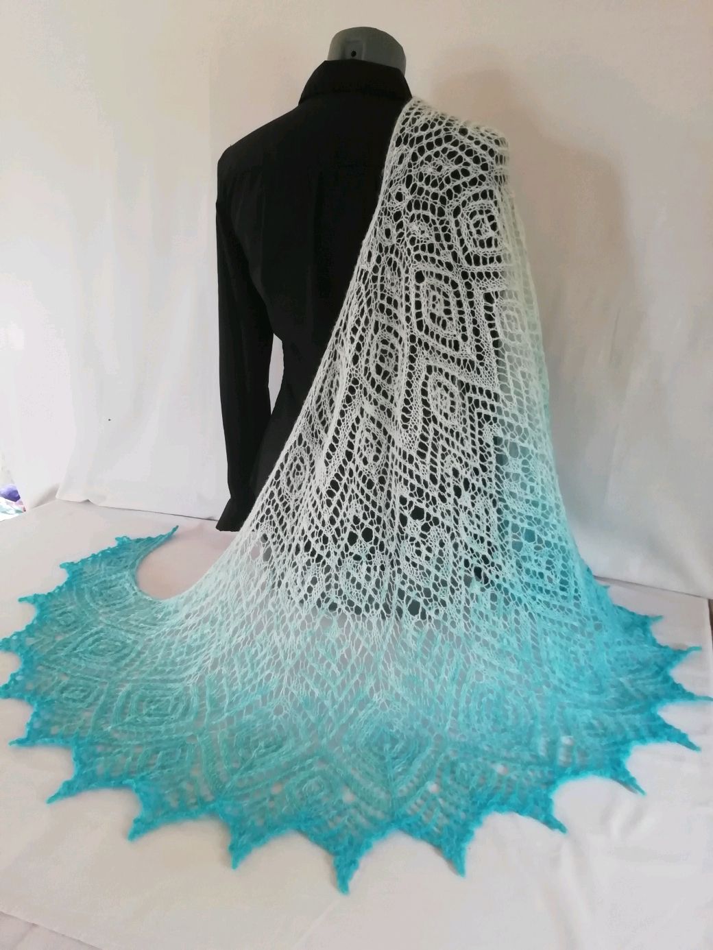 Шаль ручная работа. Шаль Фрея Freya Shawl. Шаль Волхова. Шаль Фрея спицами. Шаль Волхова спицами.