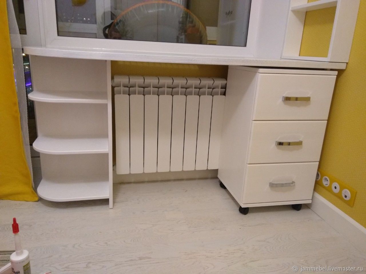 Письменный стол с подоконником и шкафами по бокам в детской