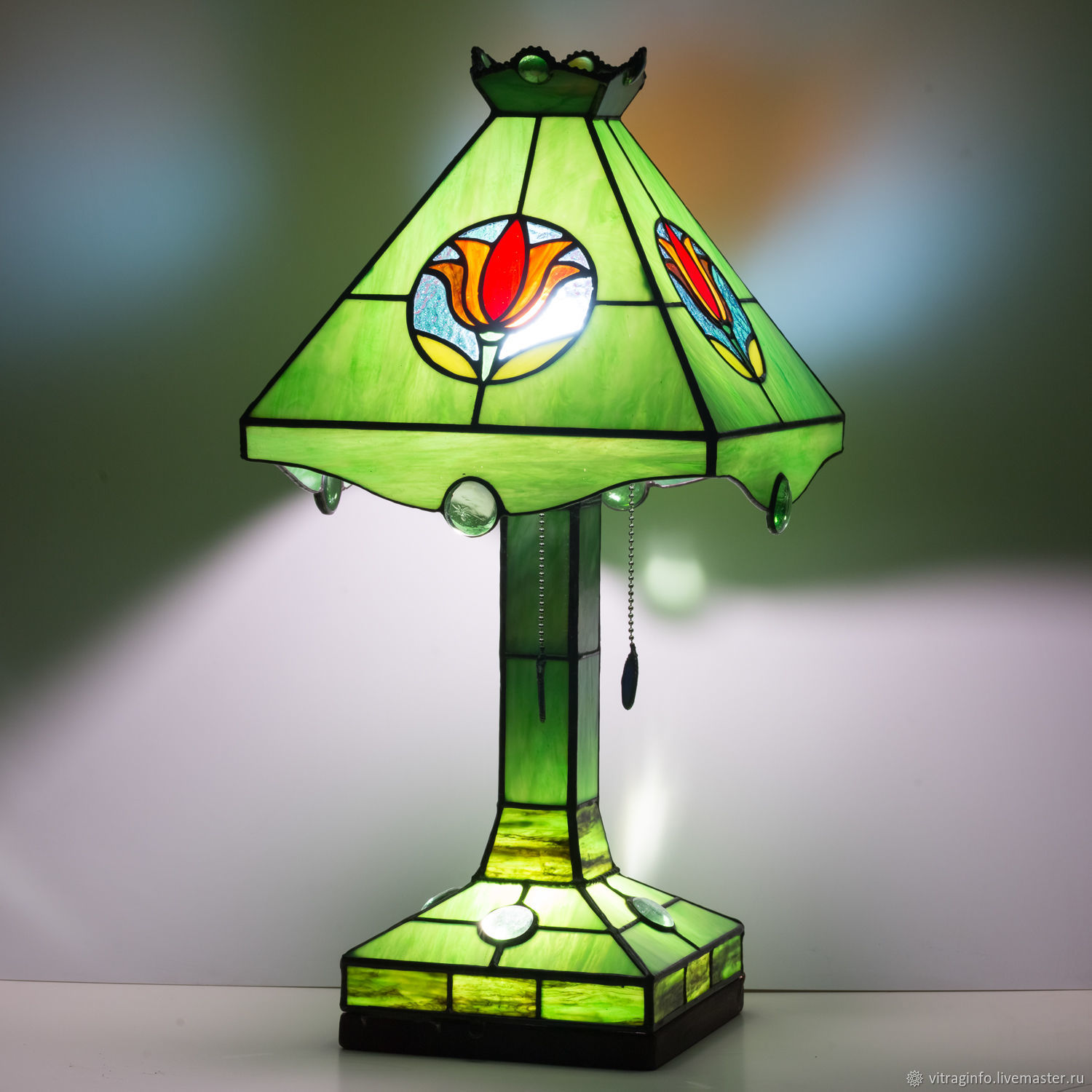 Купить Четырёхгранная настольная лампа из витражного стекла в стиле Тиффани...