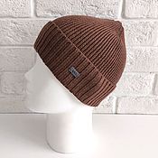 Удлиненная вязаная шапка с помпоном