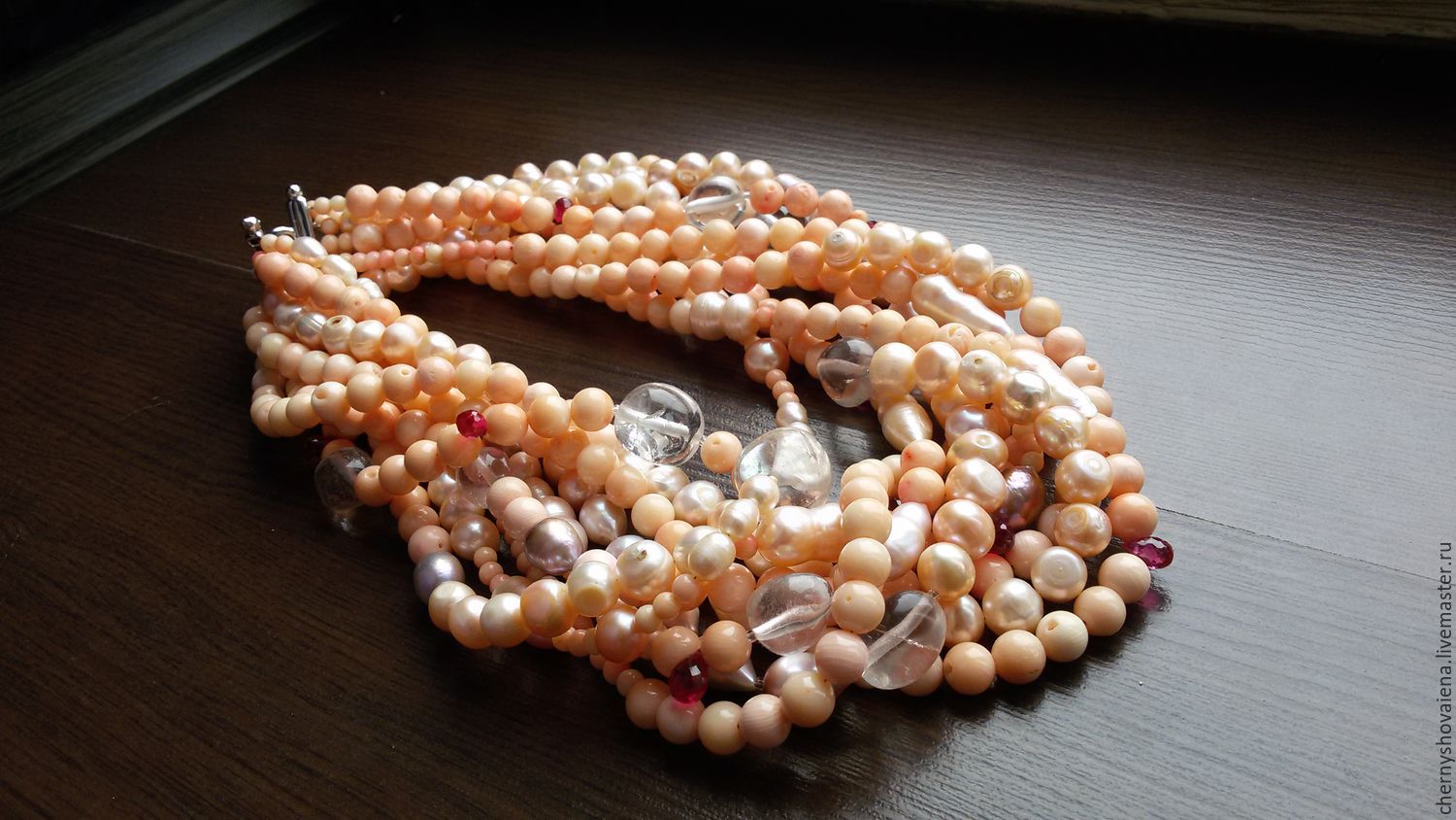 королевство из жемчуга и кораллов. жемчуг коралл янтарь. жемчуг коралл бусы. персиковый жемчуг бусы. кораллы жемчуг.