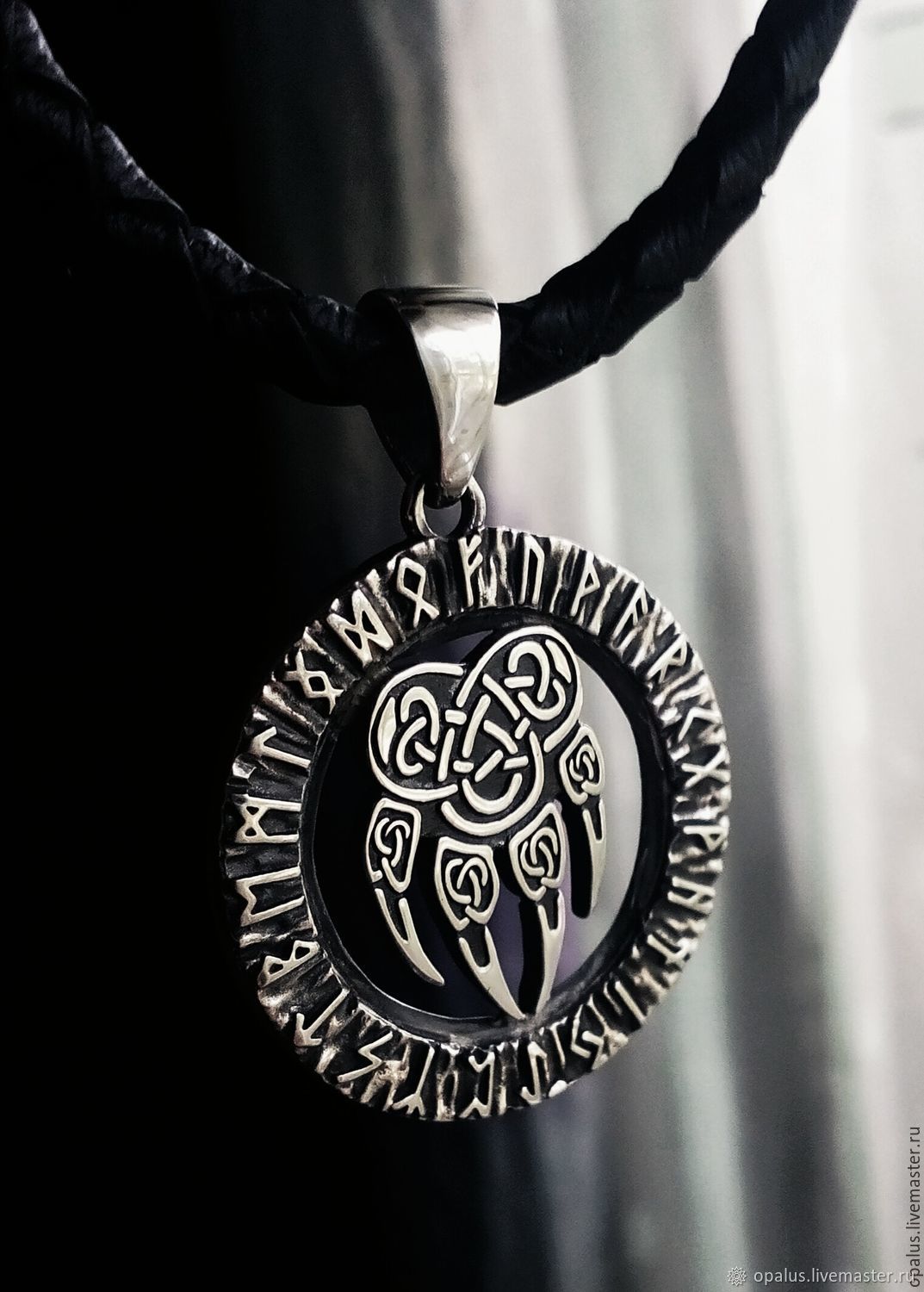 Оберег волчья лапа: значение для мужчин