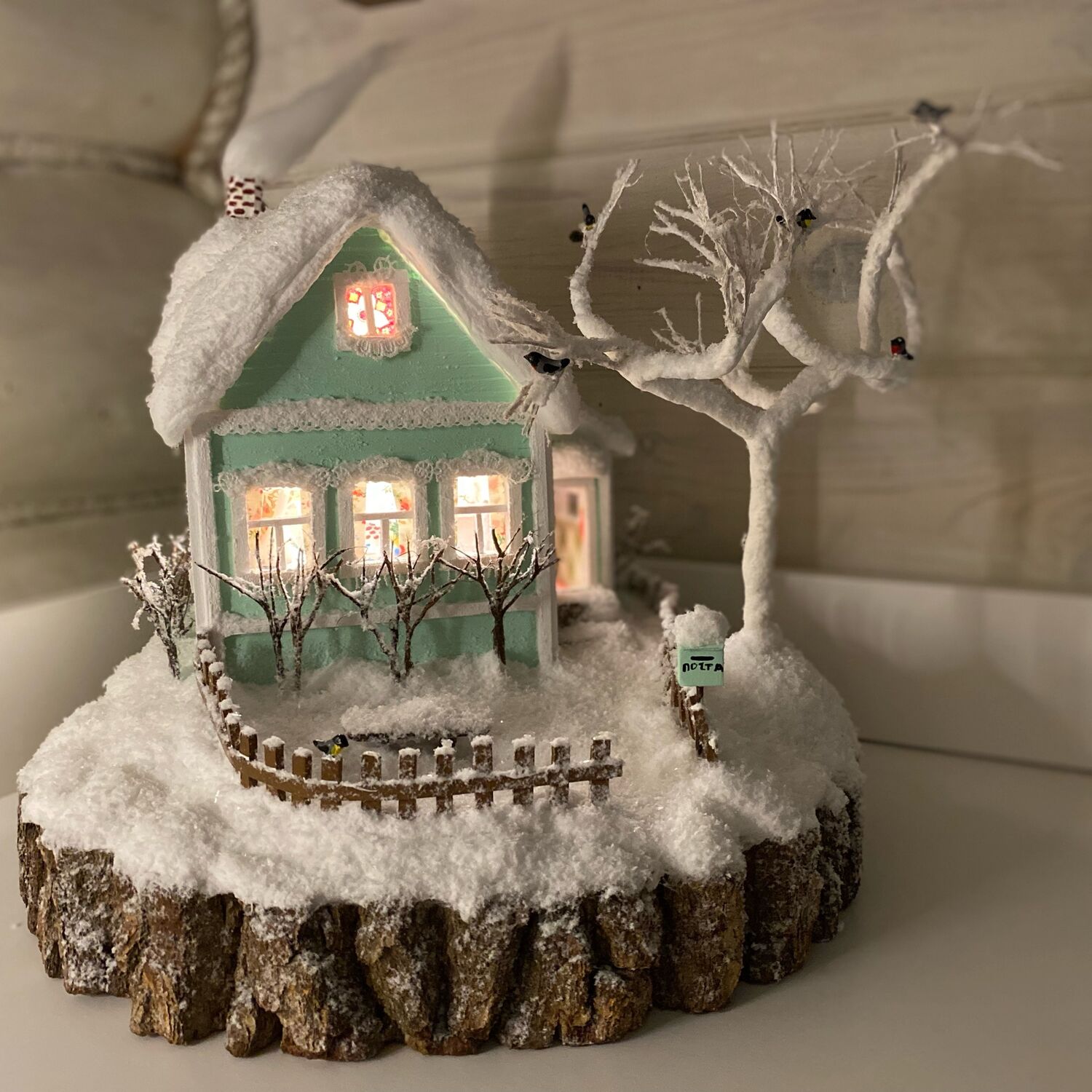Зимние домики. новогодняя композиция с домиками, конфеты, снег