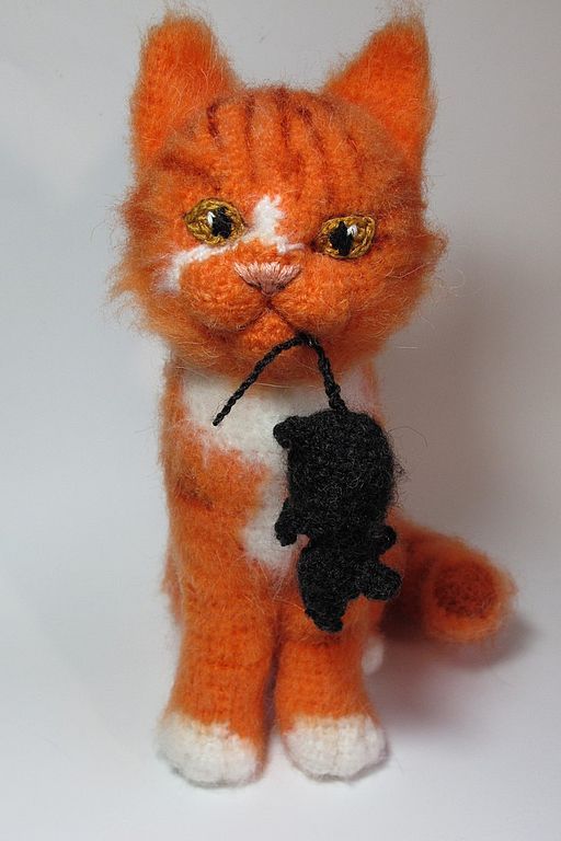Кошечки из пряжи. Вязаная игрушка кот. Вязаный рыжий кот. Вязаный котенок. Рыжий кот вязаная игрушка.