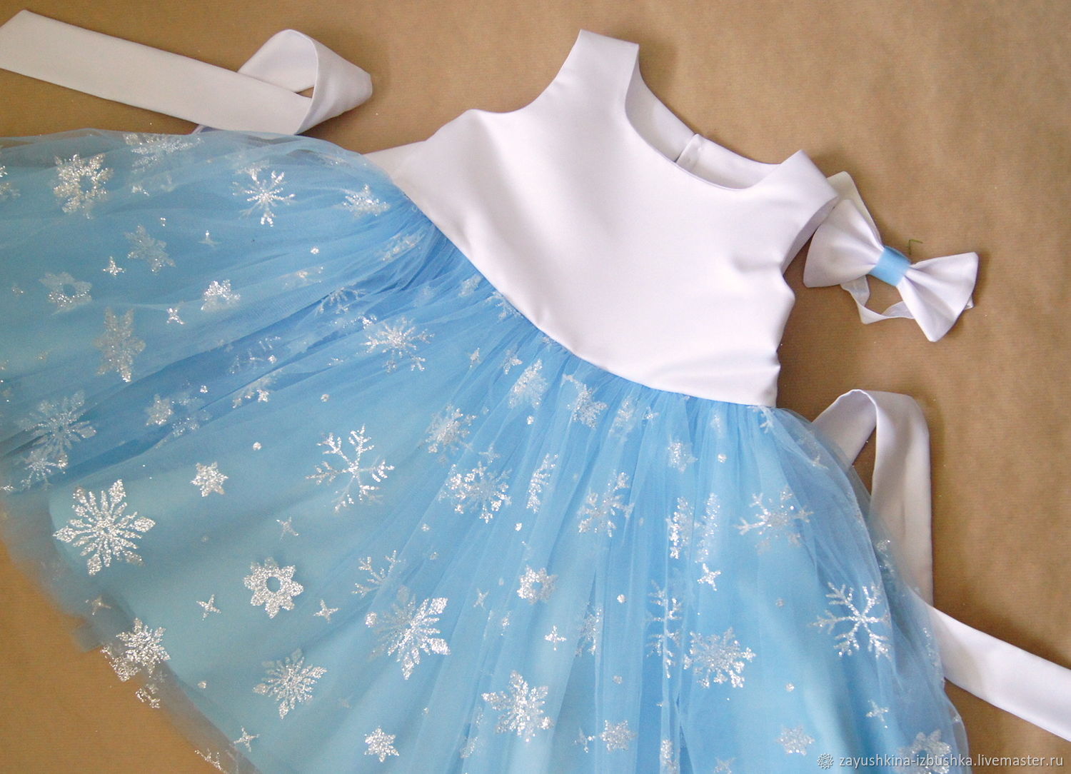 Нарядное платье снежинки для девочки