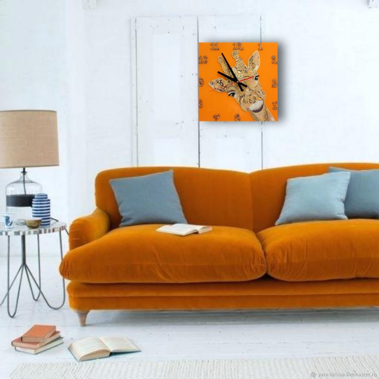 Яркий современный диван