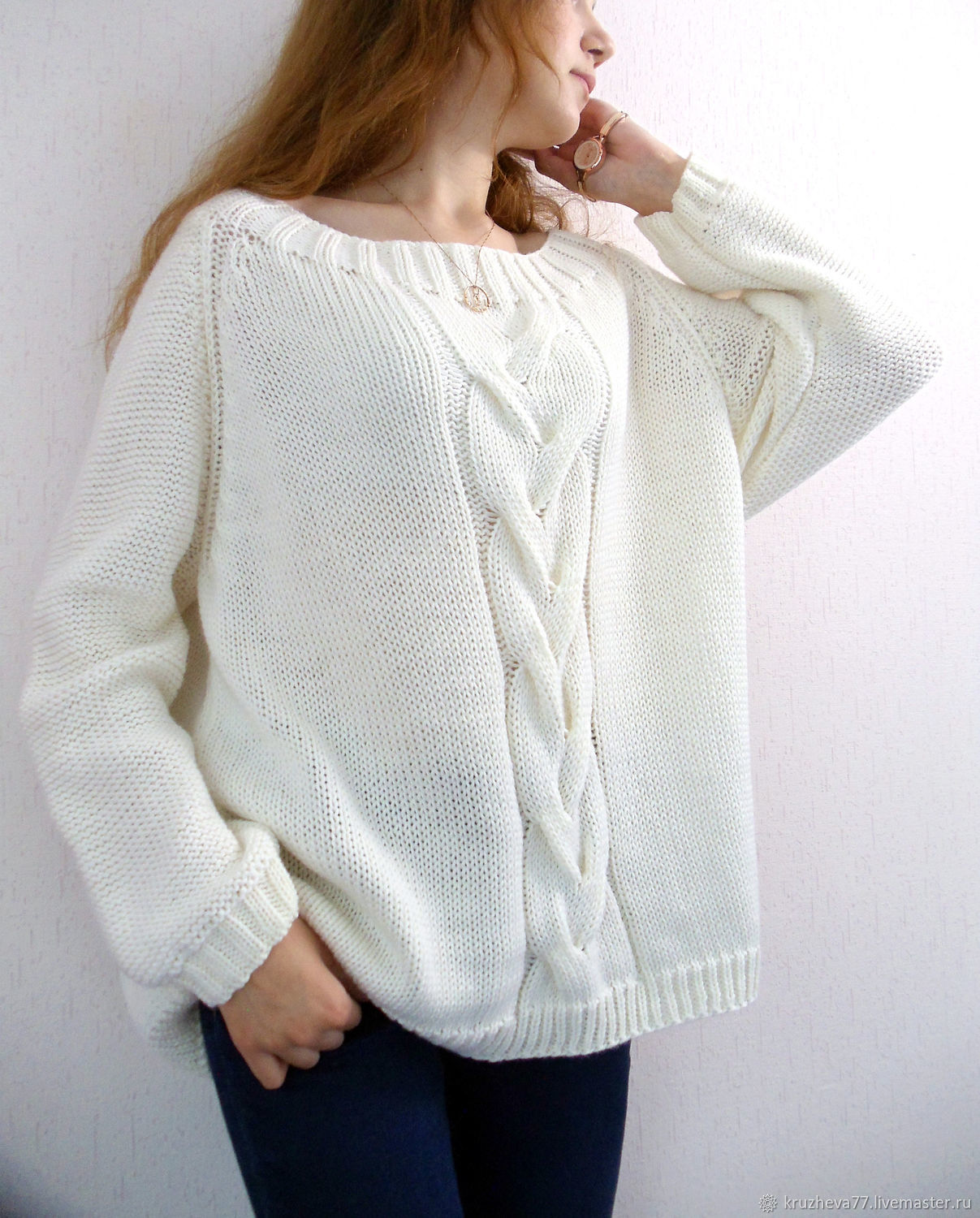 Белый вязаный свитер женский