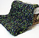 Толстый шарф-снуд в два оборота связан из многоцветной пряжи с доминирующими оттенками синего, зеленого и коричневого.