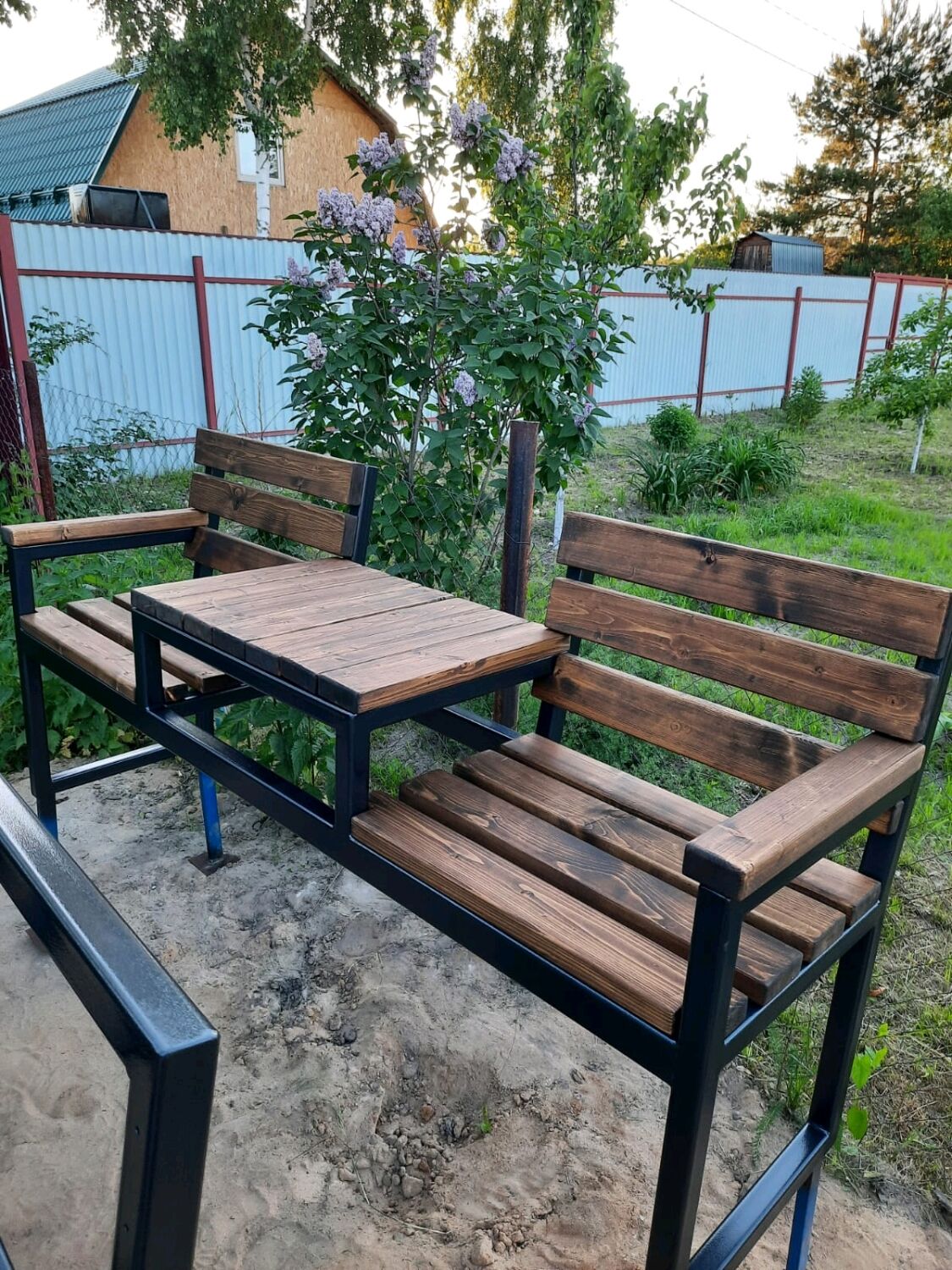Скамейка и столик в саду