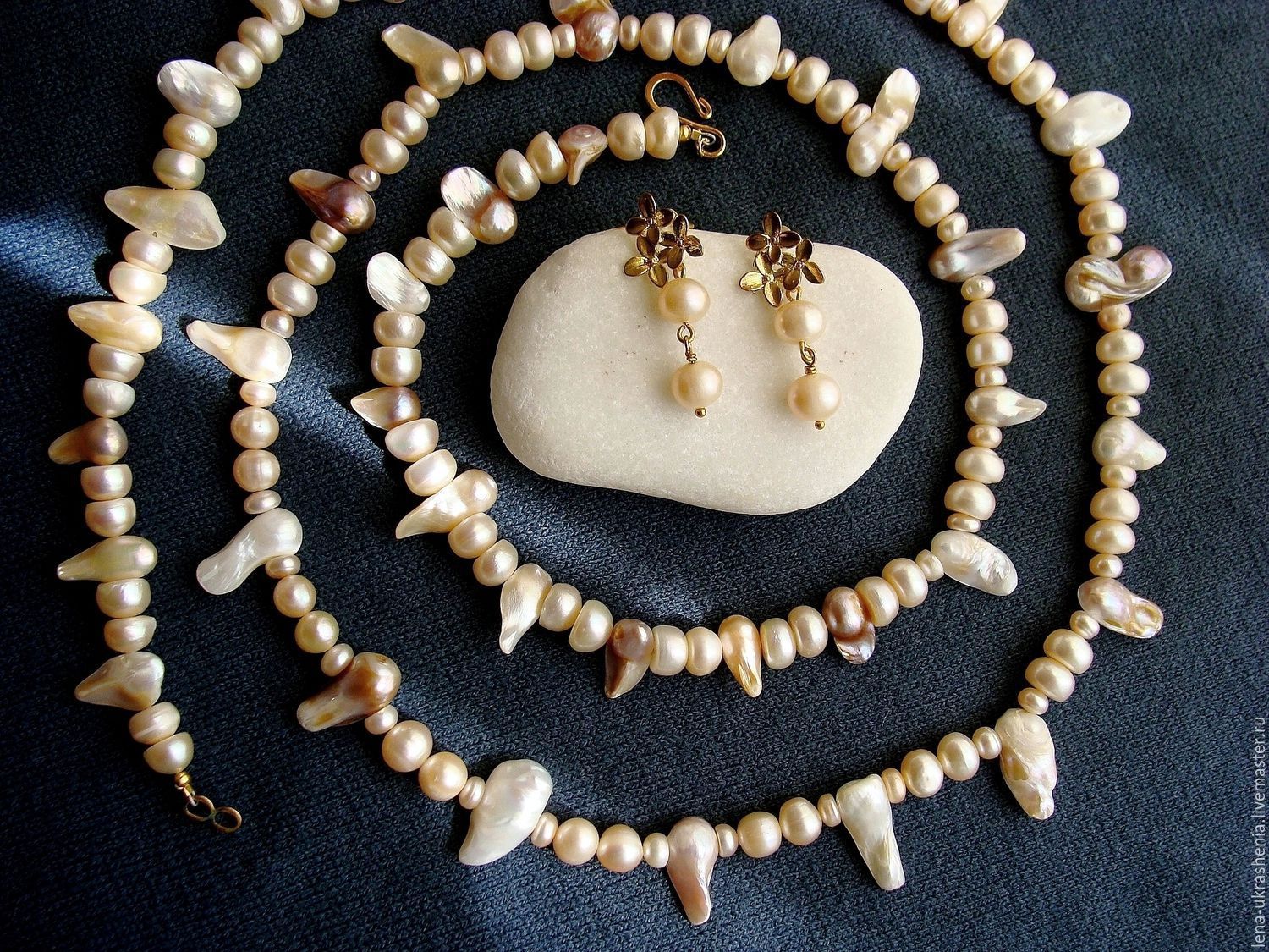 какие то украшения с шипами, железо, бежевый цвет. украшения эстетика. бежевые украшения эстетика. украшения бежевого цвета. комплект золотых украшений с жемчугом.