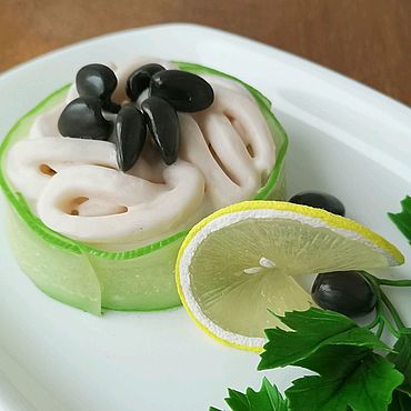 Сувениры и подарки ручной работы. Ярмарка Мастеров - ручная работа Муляж - салат с кальмаром. Handmade.