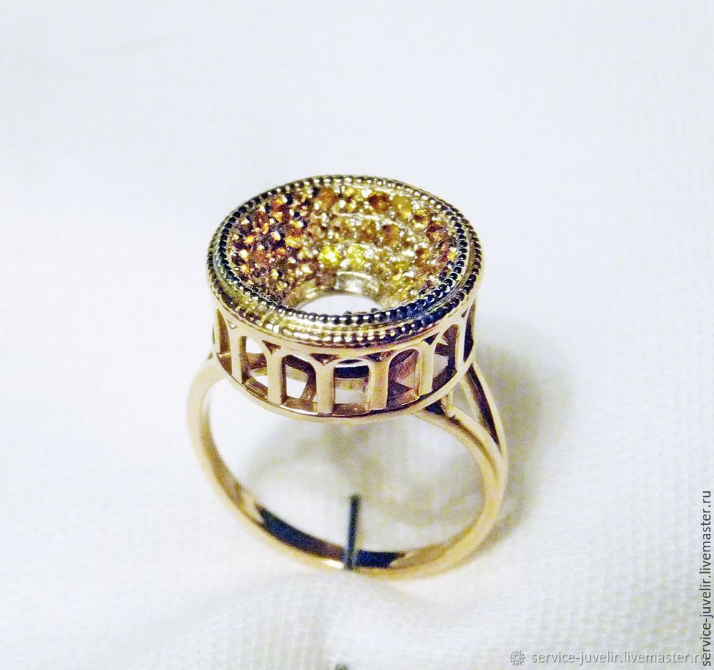 Кольца ручной работы из золота с камнями