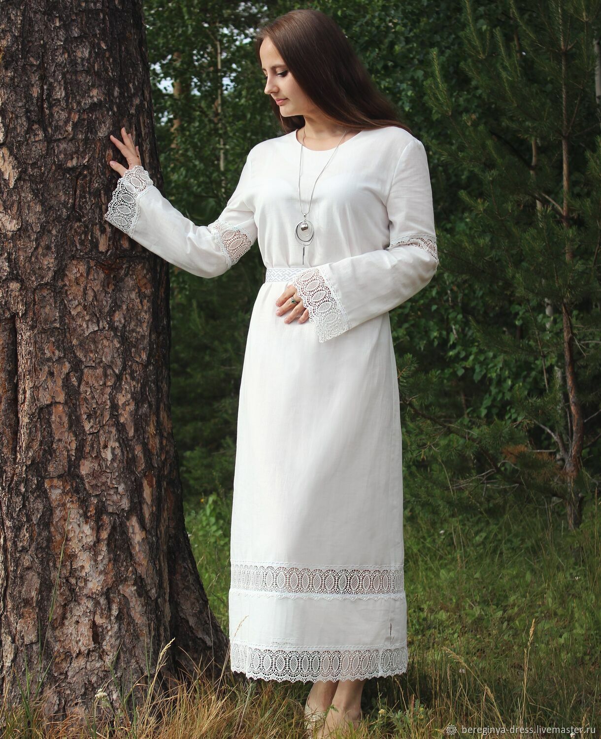 Белое льняное платье с кружевом