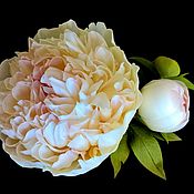 Брошь-игла: бутоньерка розы красная и белая