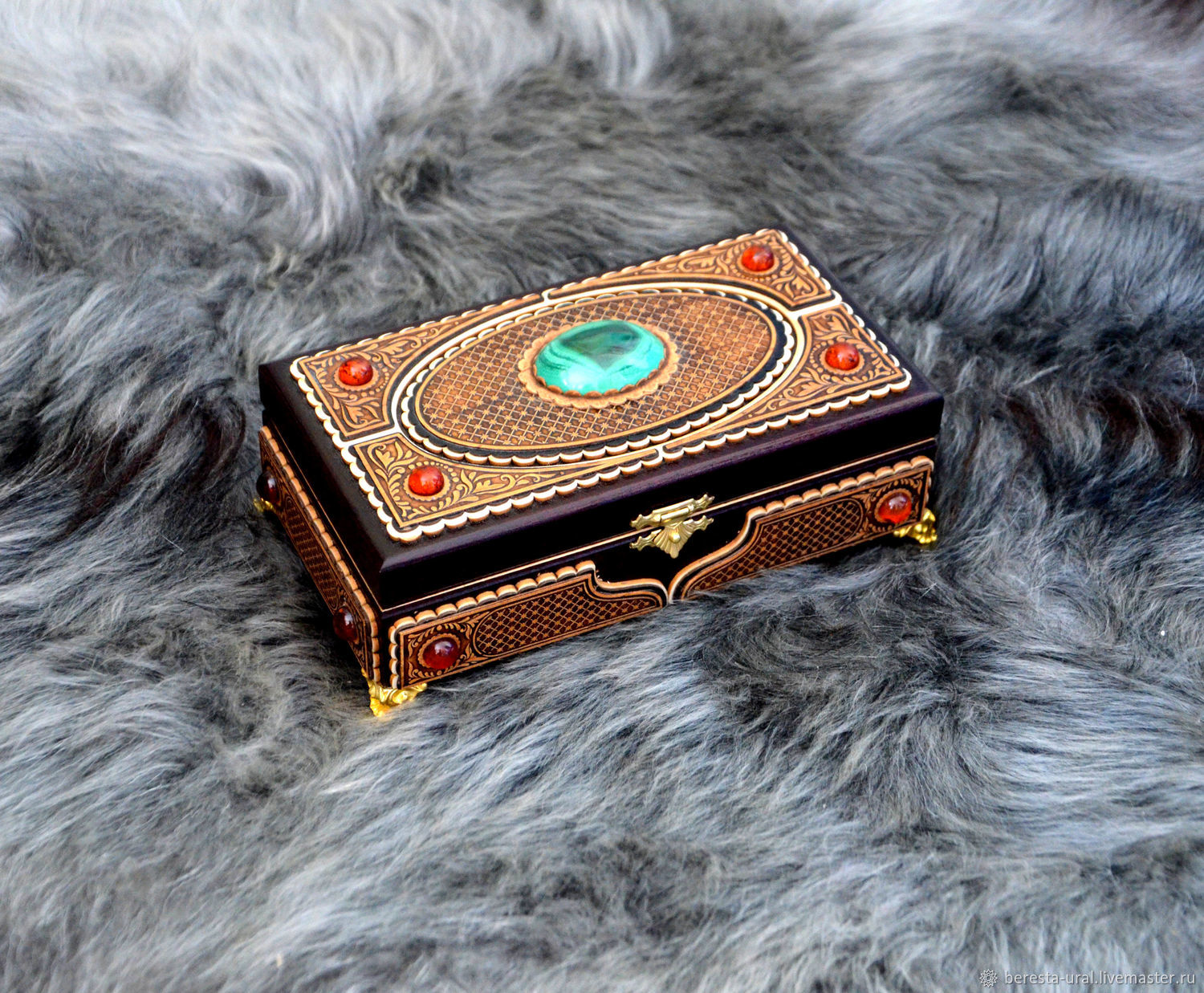 Шкатулка с малахитом и янтарем на ножках ручной работы авторская в ...