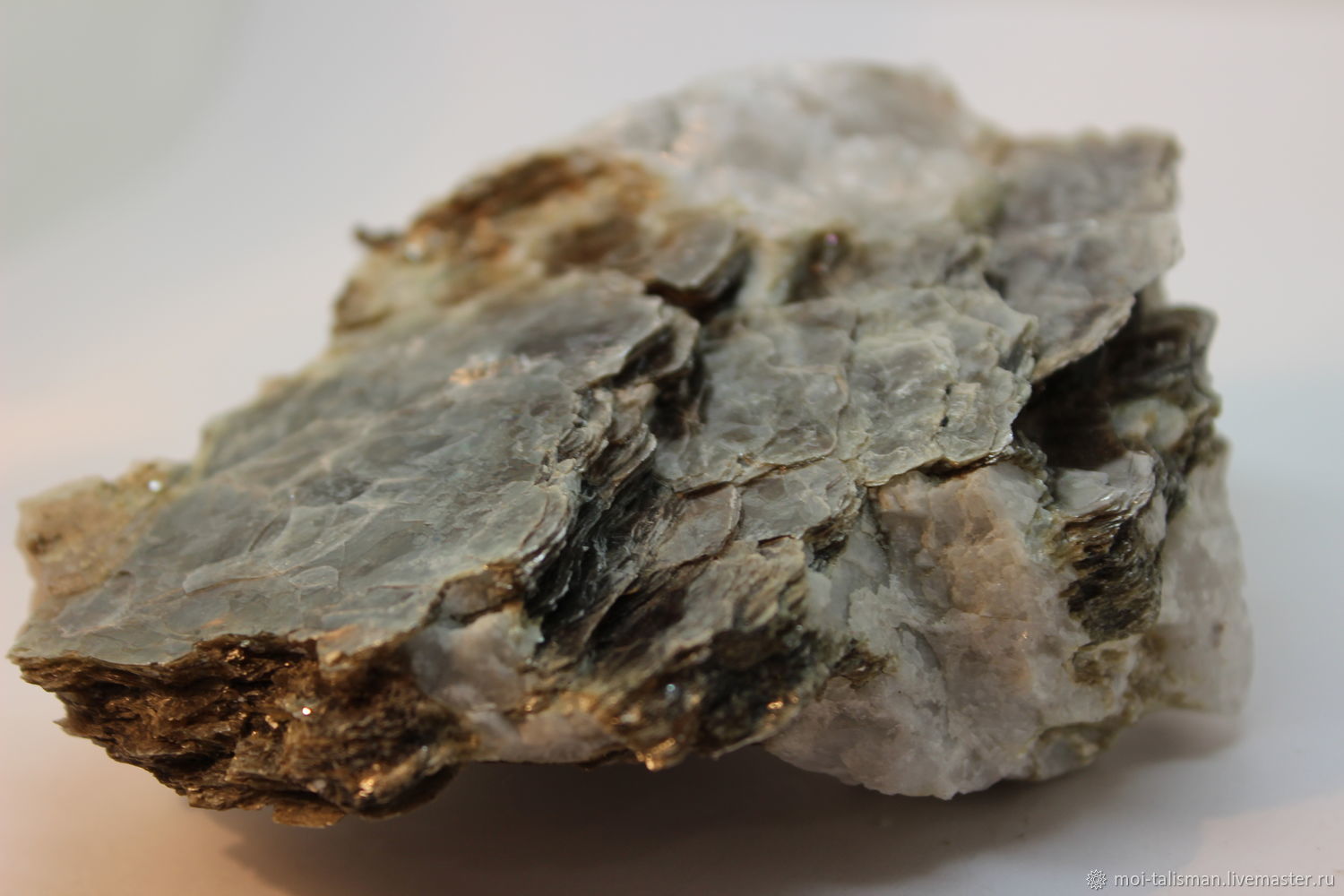 Какой минерал является слюдой. Слюда-мусковит минерал. Слюда мусковит камень. Минералы кварц, мусковит. Мусковит (белая калиевая слюда).